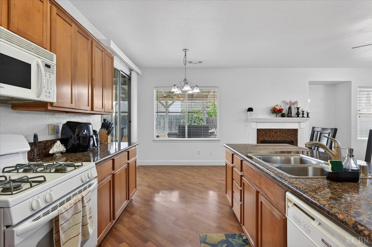 795 Northstar Dr, Hanford, CA 93230