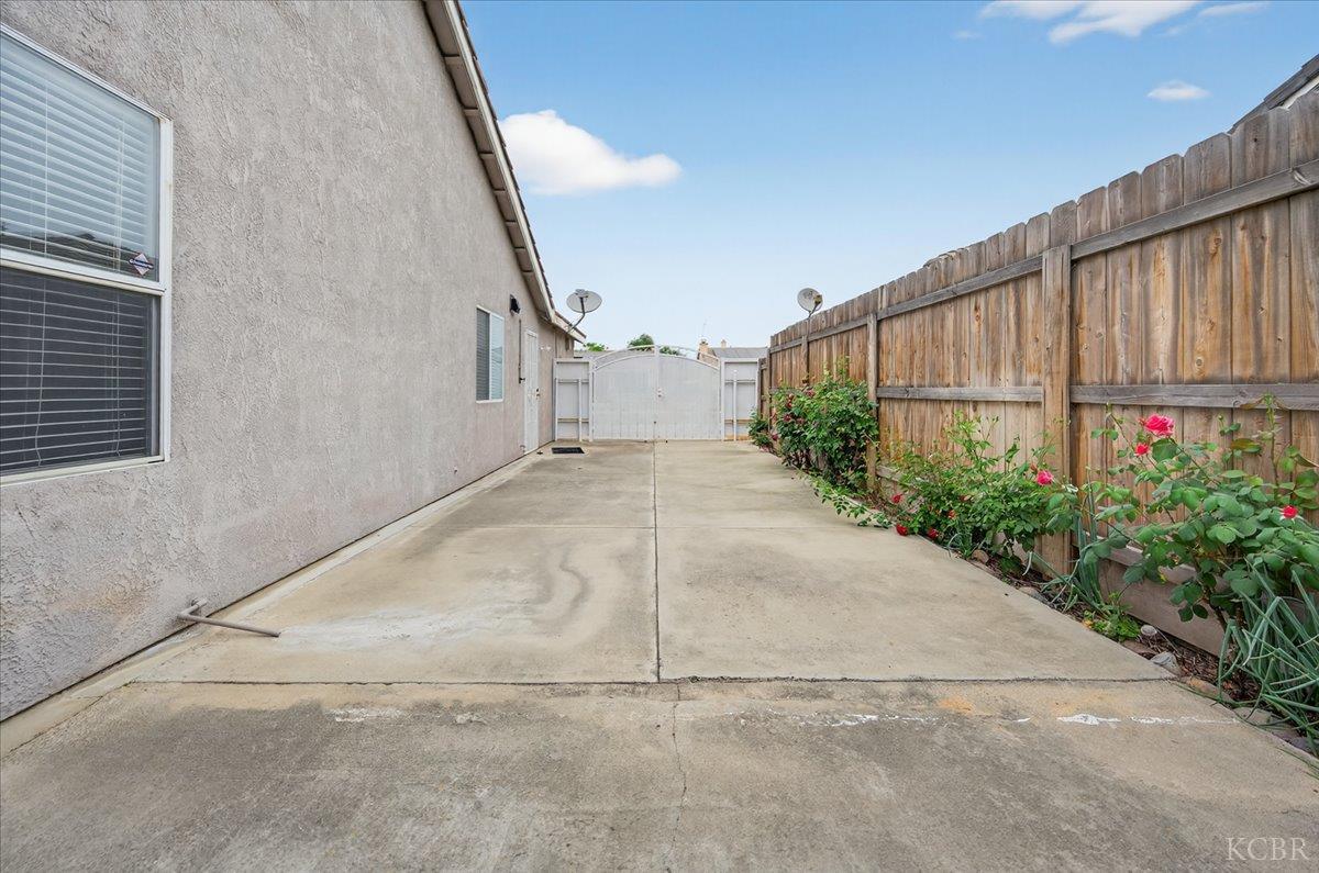 795 Northstar Dr, Hanford, CA 93230