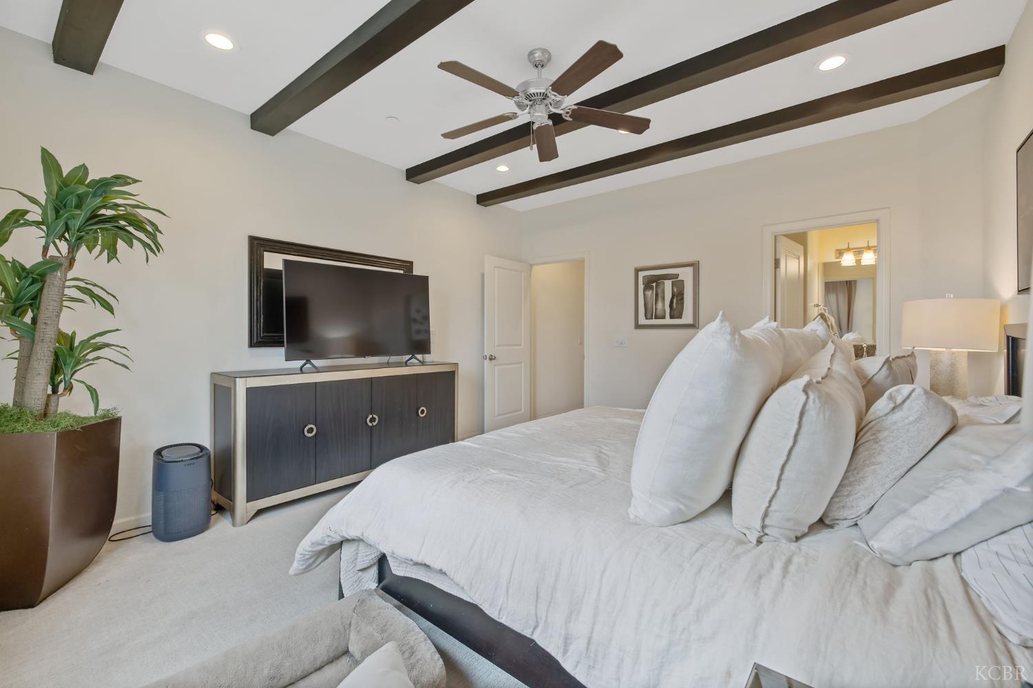 2223 Madeline Dr, Hanford, CA 93230