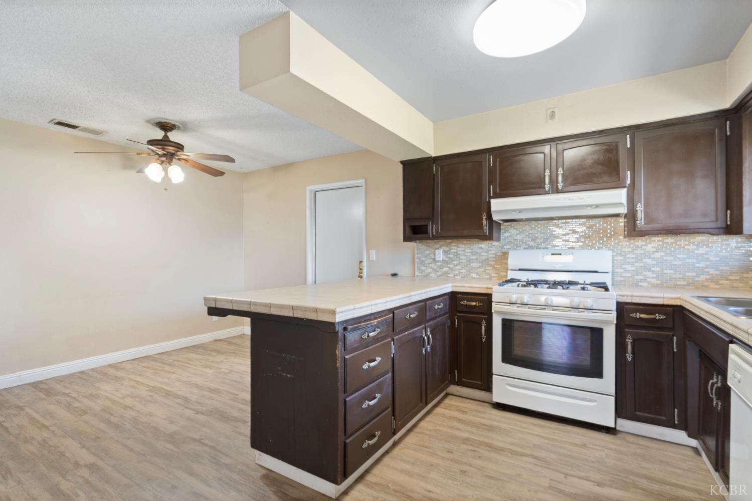 1175 Levich Cir, Hanford, CA 93230