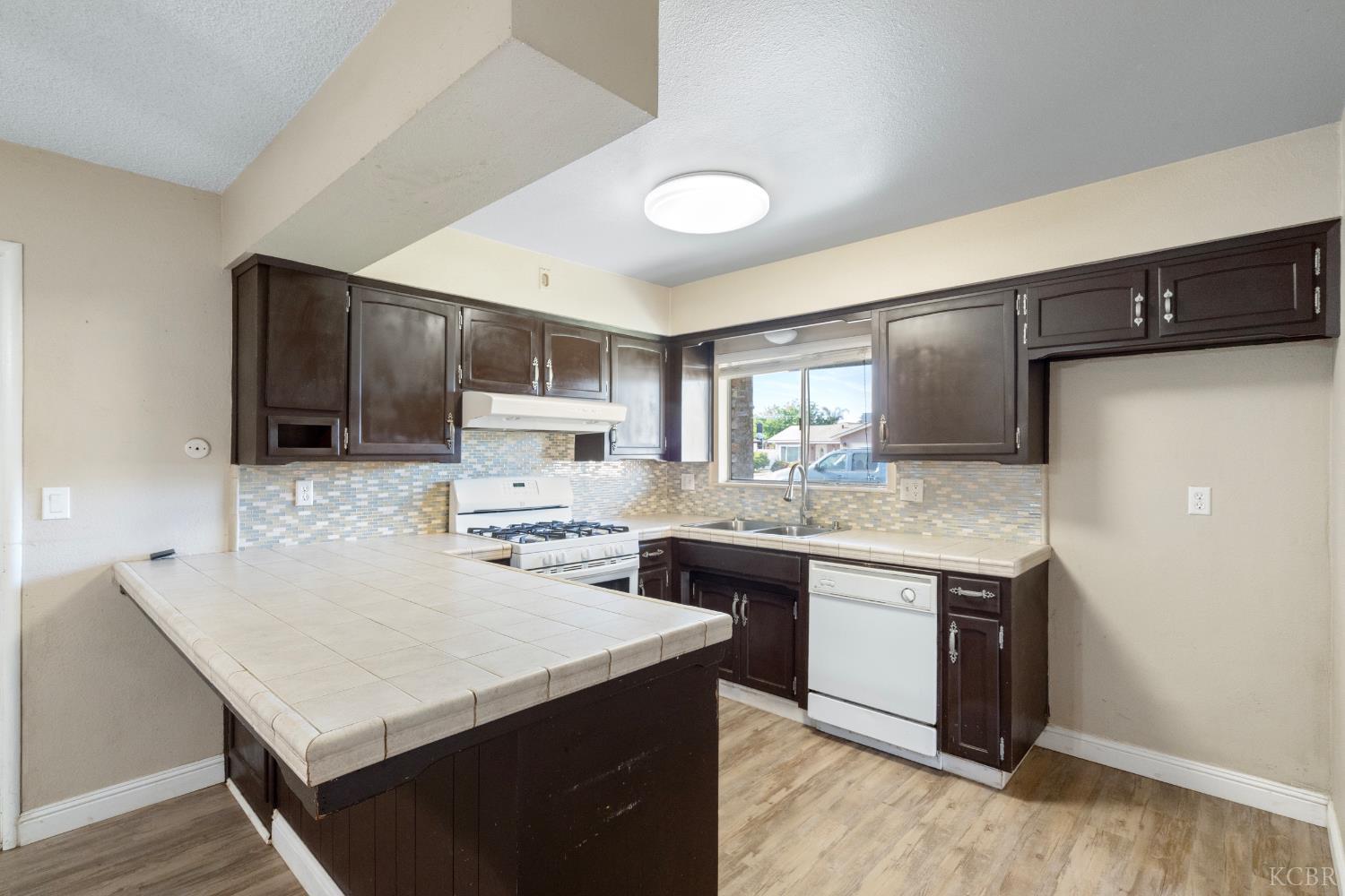 1175 Levich Cir, Hanford, CA 93230