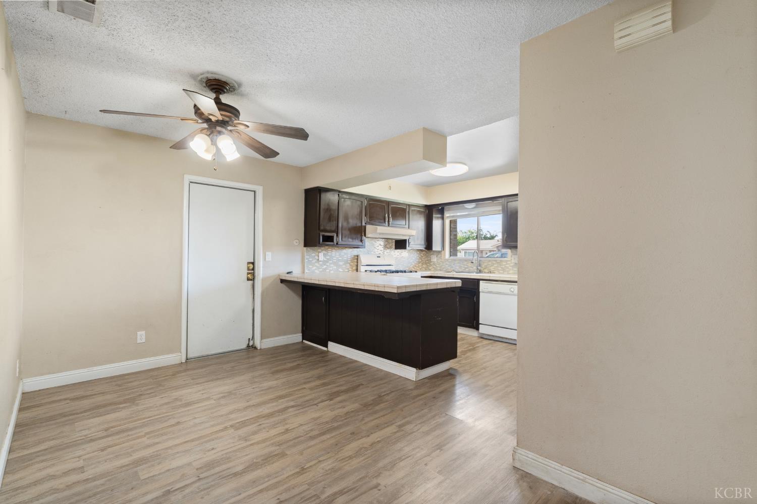 1175 Levich Cir, Hanford, CA 93230