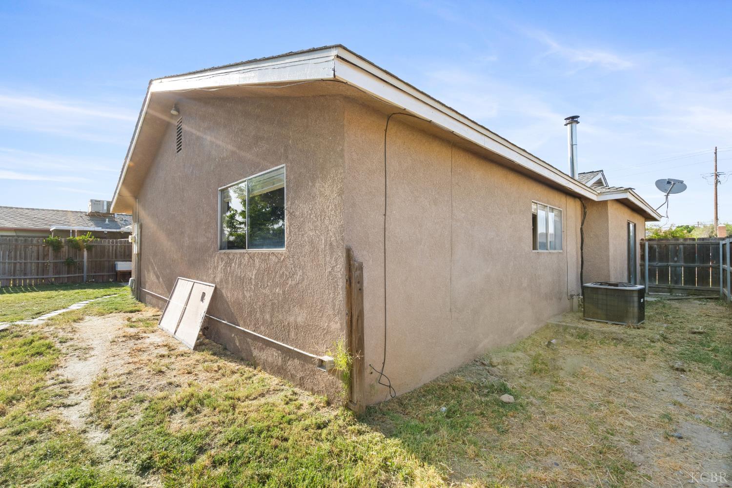 1175 Levich Cir, Hanford, CA 93230