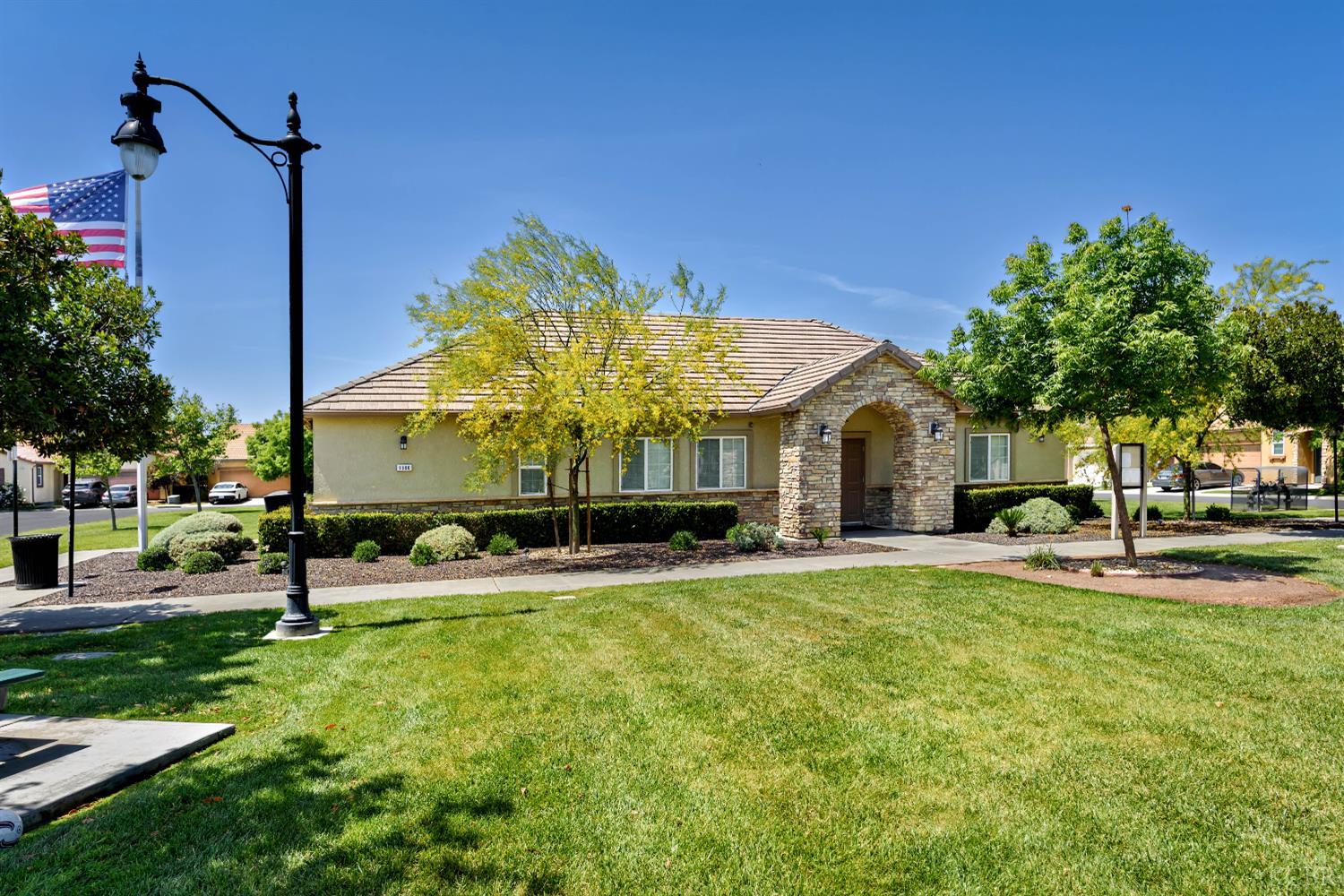 2444 Chardonnay Pl, Hanford, CA 93230