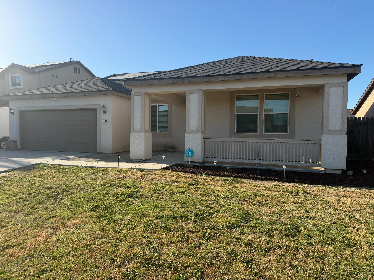 1524 W Manor Ct, Hanford, CA 93230
