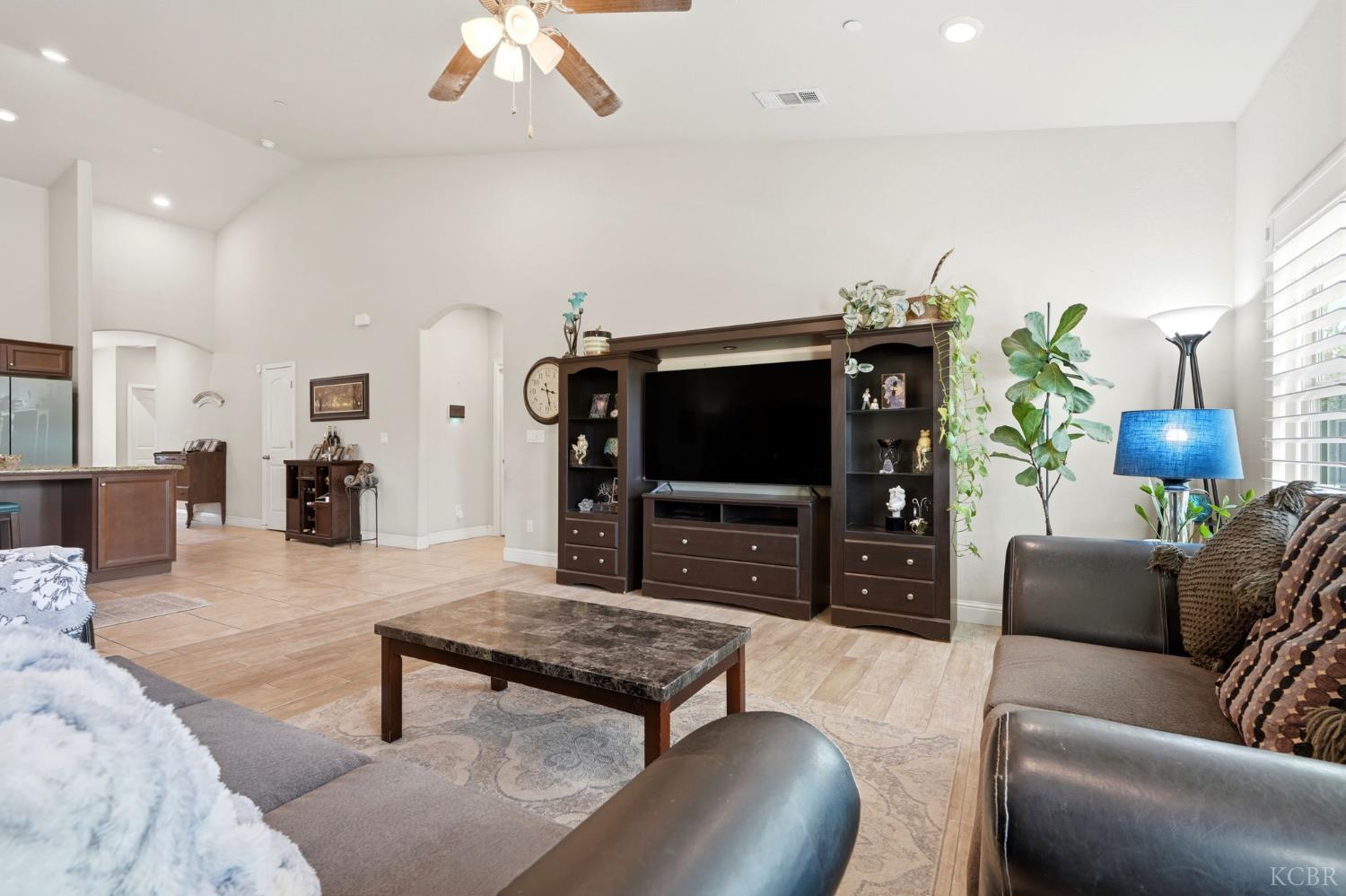 2106 W Bryman St, Hanford, CA 93230