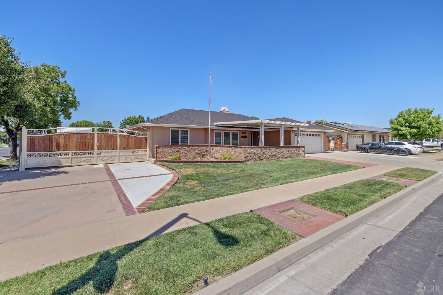 406 Cedar St, Hanford, CA 93230