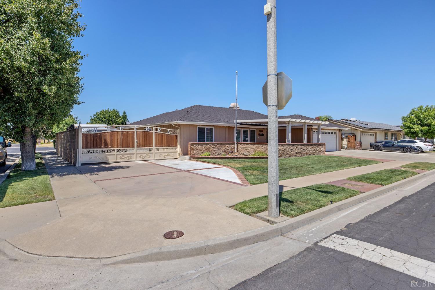 406 Cedar St, Hanford, CA 93230