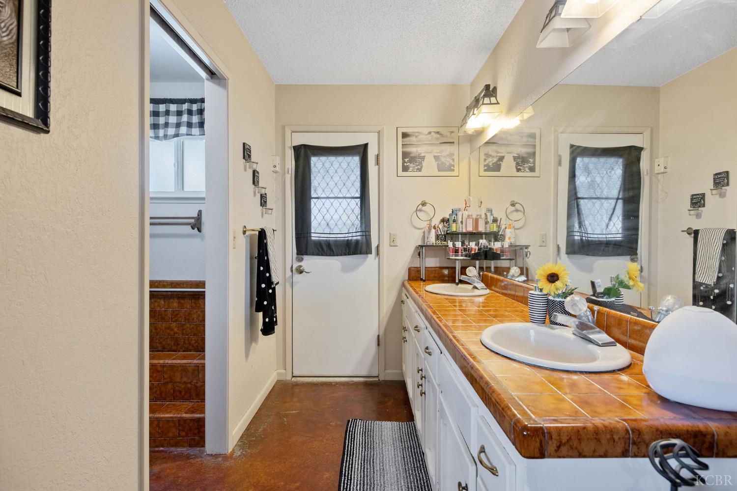 406 Cedar St, Hanford, CA 93230