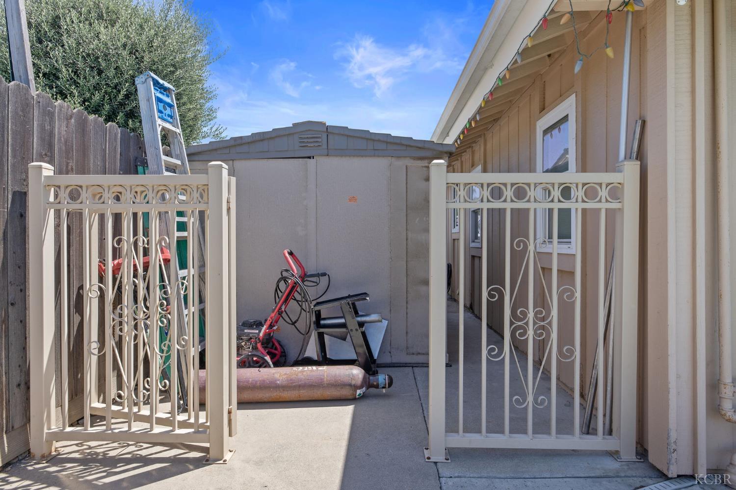 406 Cedar St, Hanford, CA 93230