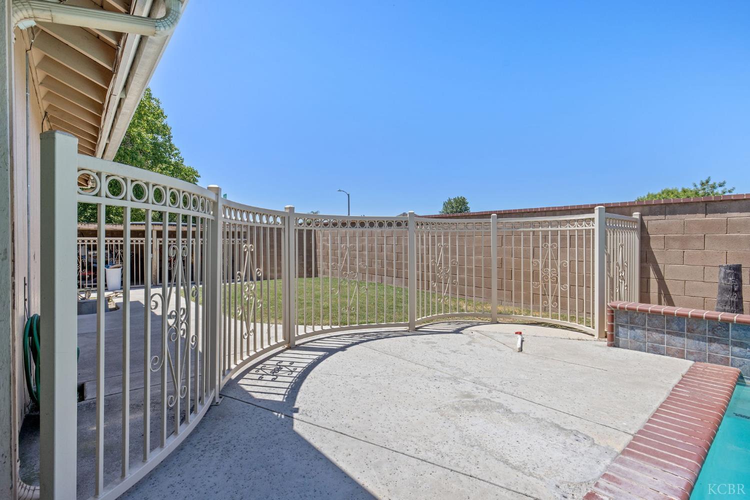 406 Cedar St, Hanford, CA 93230