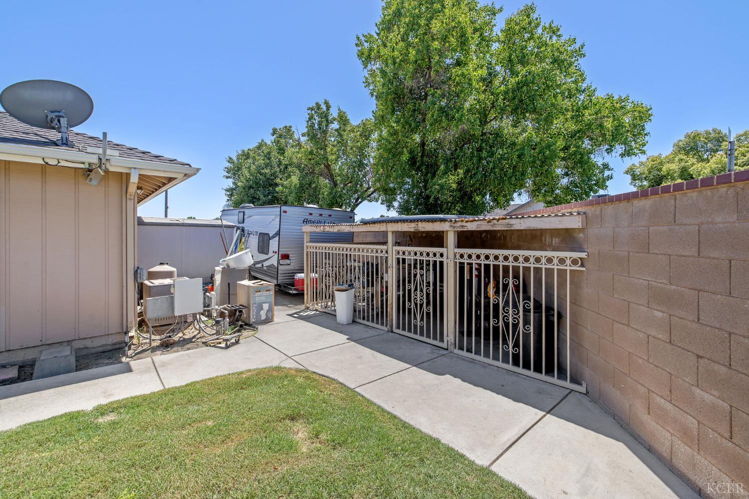 406 Cedar St, Hanford, CA 93230