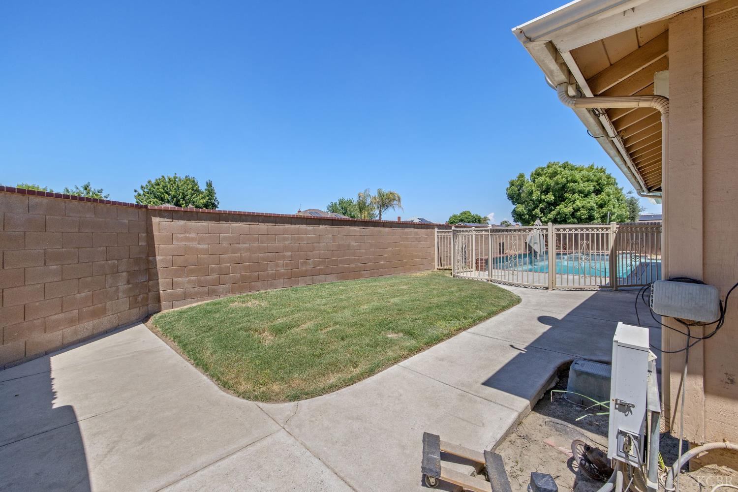 406 Cedar St, Hanford, CA 93230