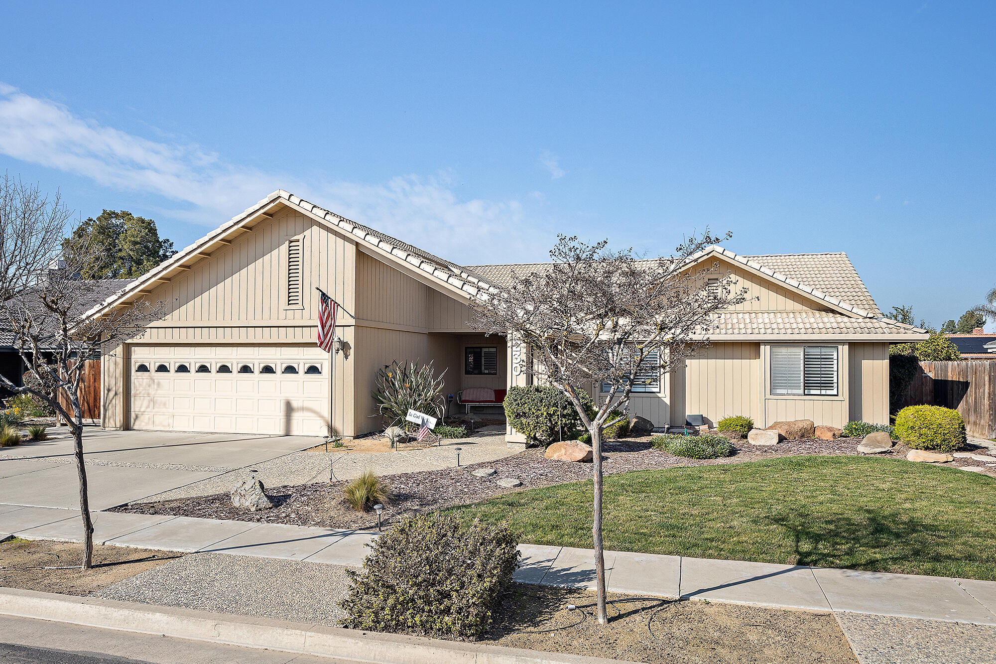 230 W Ash Ave, Hanford, CA 93230
