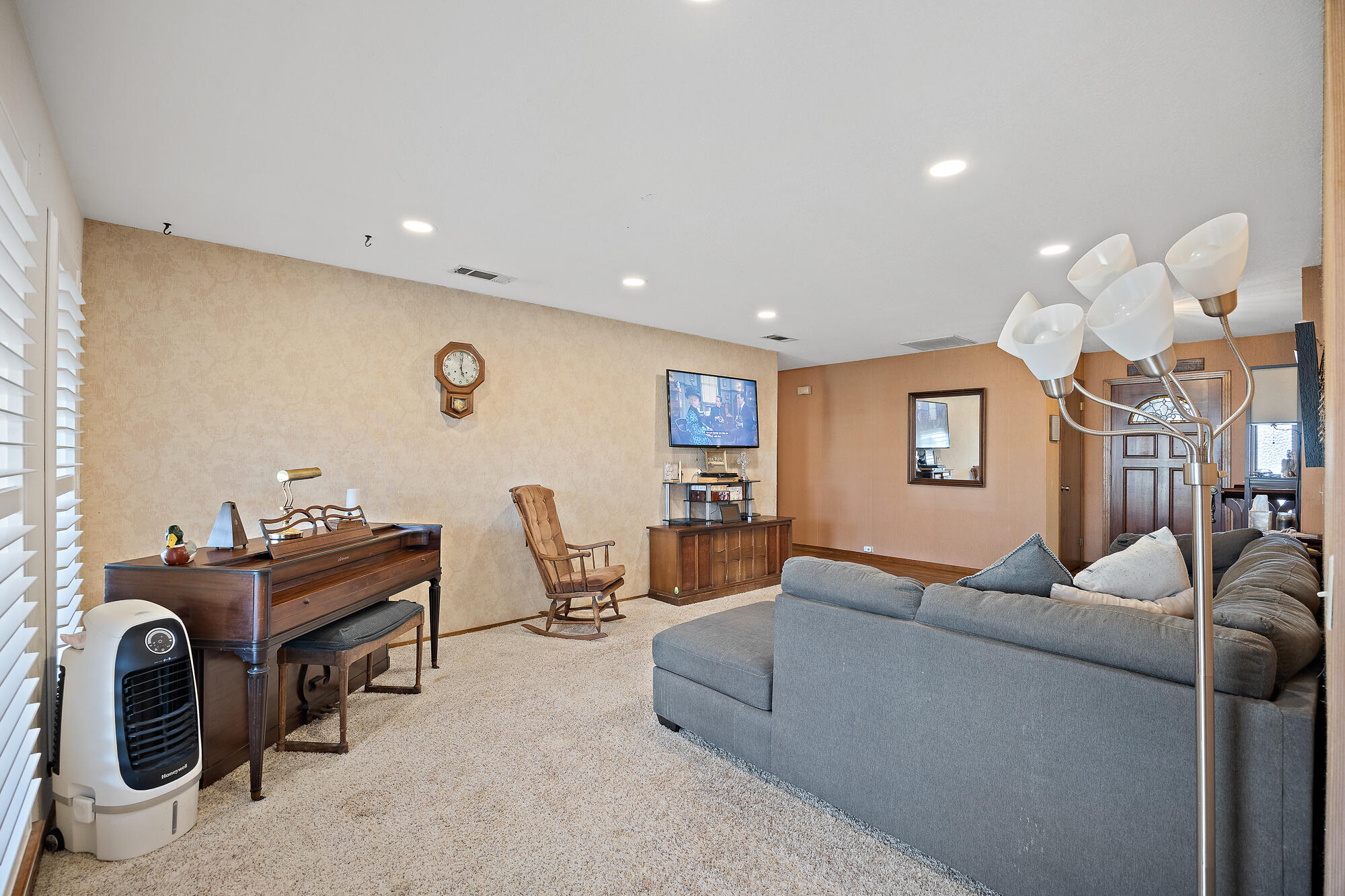 230 W Ash Ave, Hanford, CA 93230