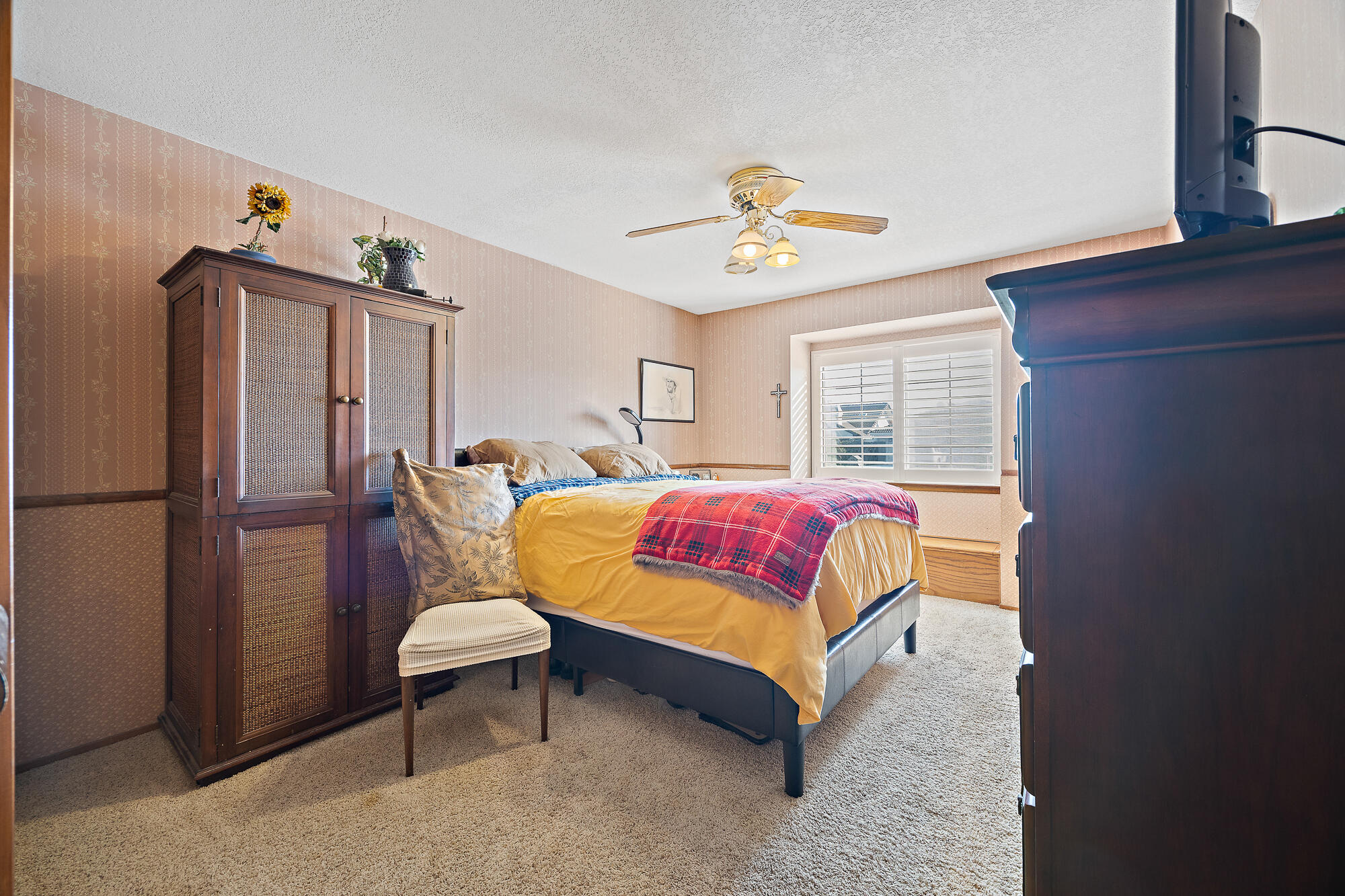 230 W Ash Ave, Hanford, CA 93230