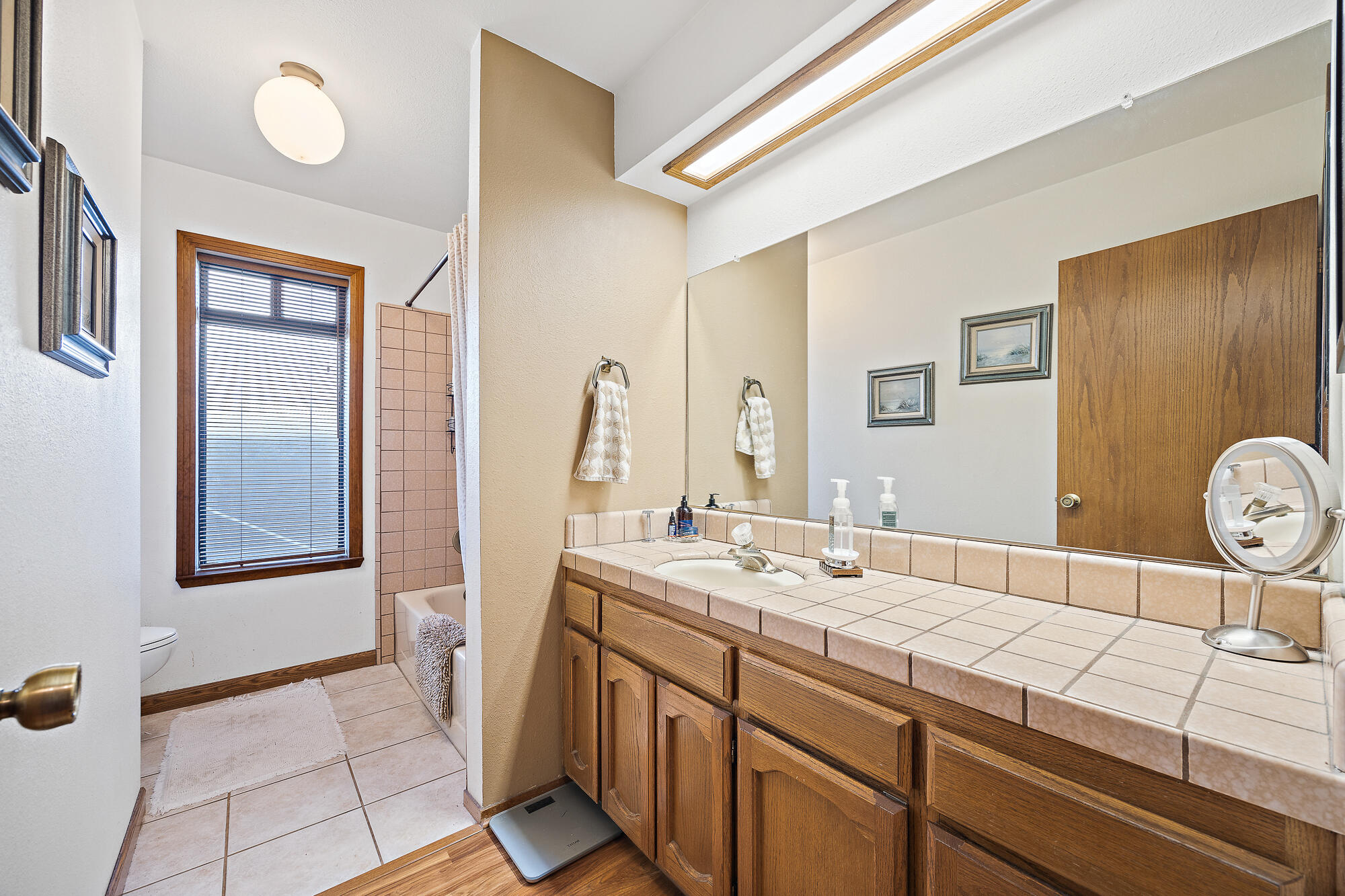 230 W Ash Ave, Hanford, CA 93230