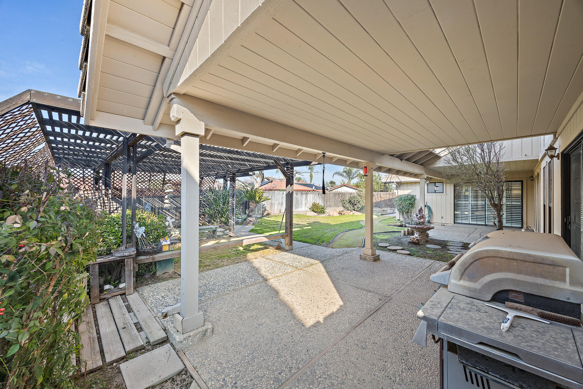 230 W Ash Ave, Hanford, CA 93230