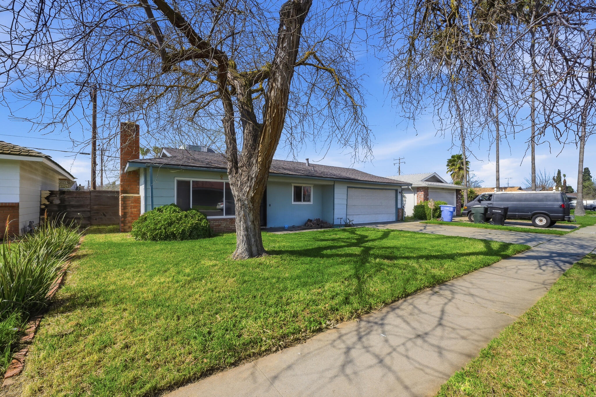 2204 Fairmont Dr, Hanford, CA 93230