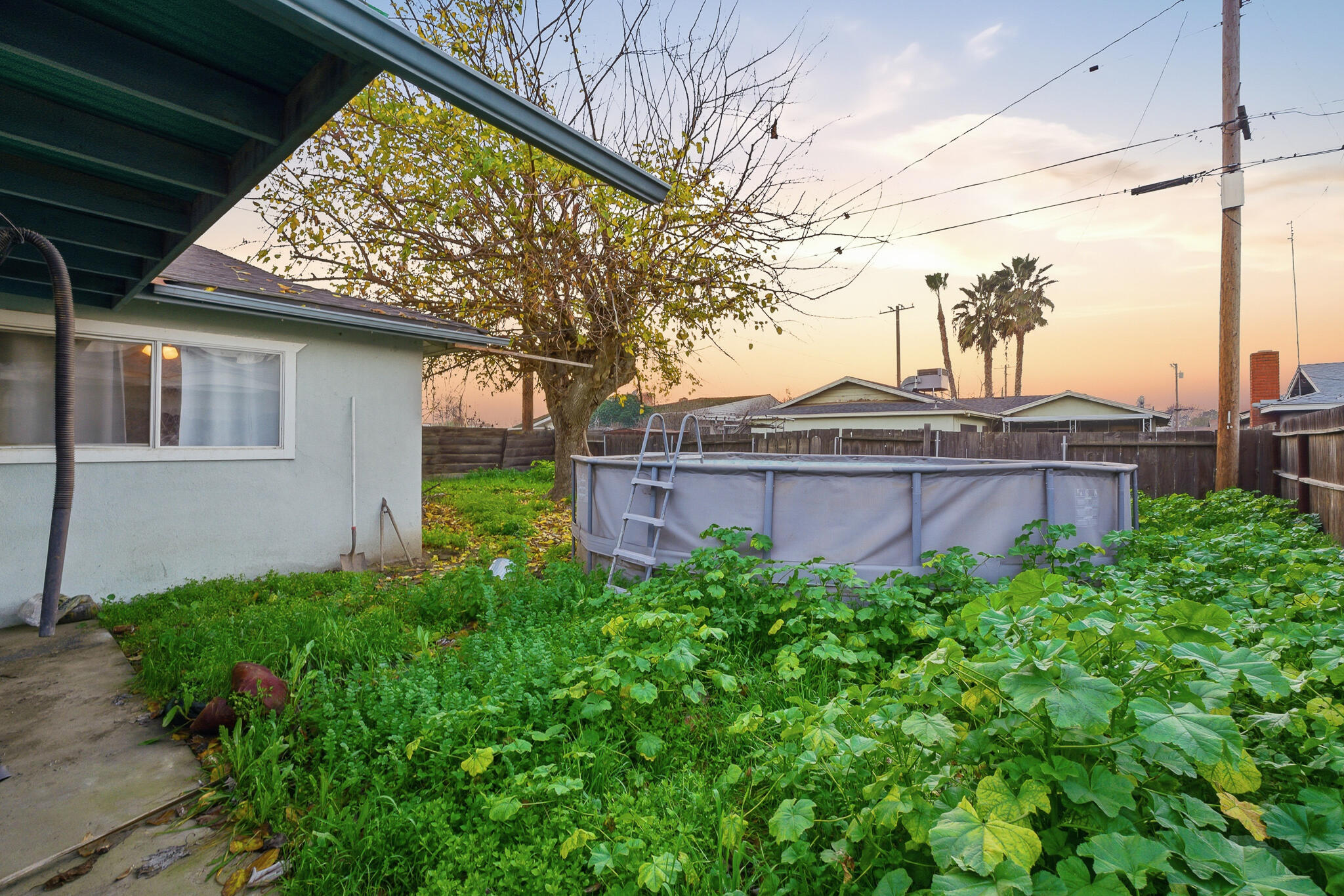 2204 Fairmont Dr, Hanford, CA 93230