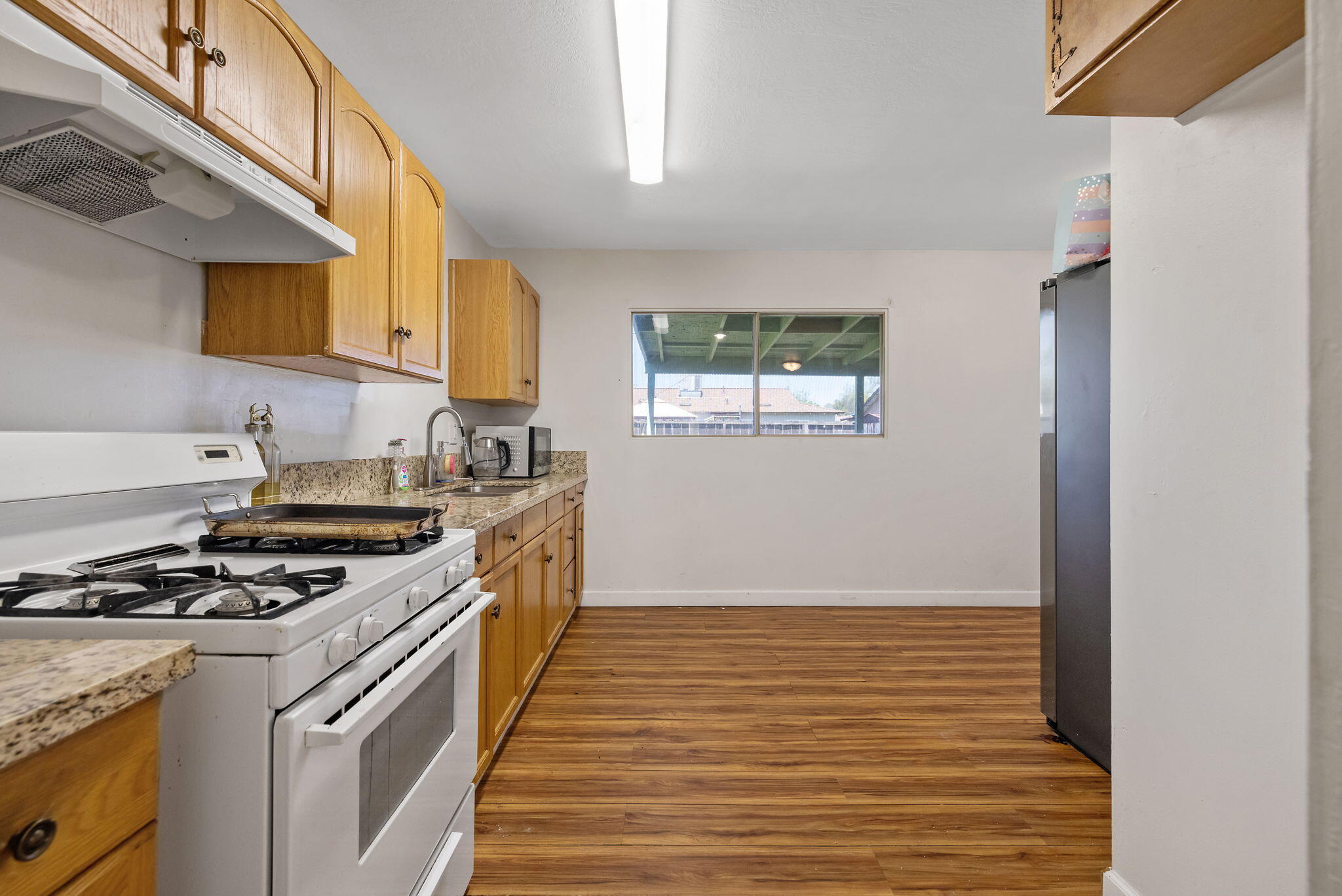 10840 Beverly Dr, Hanford, CA 93230