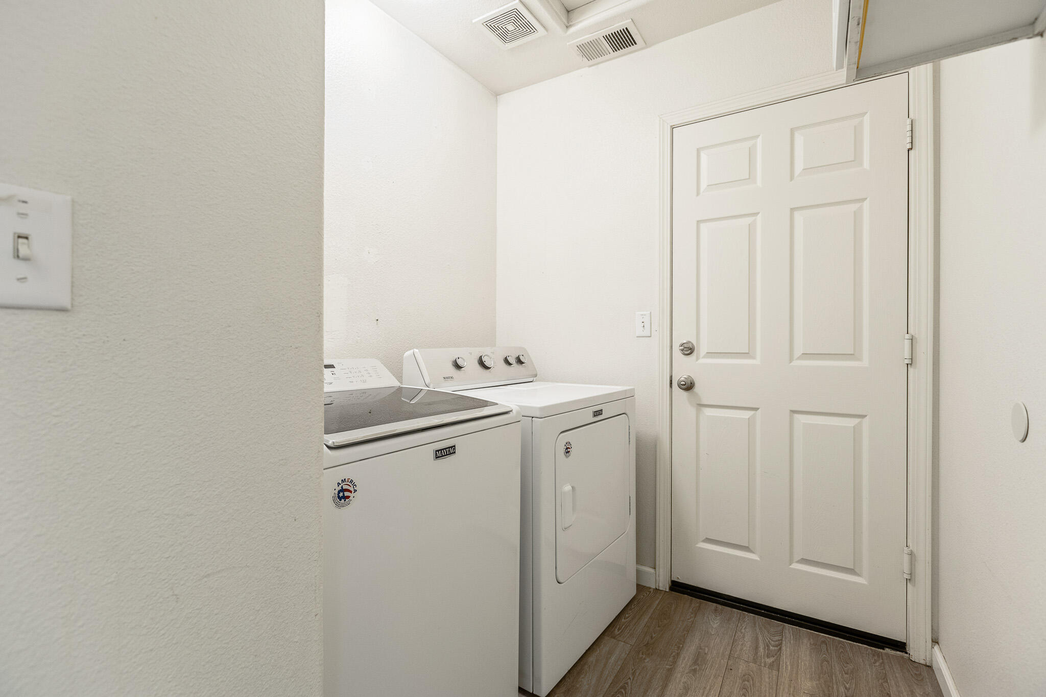 916 W Windsor Dr, Hanford, CA 93230